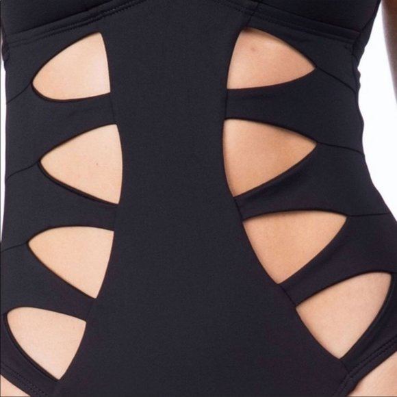 Kenneth Cole | Tummy Toner Cutout Swimsuit | M - Picture 4 of 10